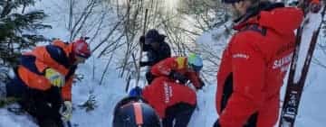 Doi schiori au fost surprinși de o avalanșă, pe o porțiune off-piste din Sinaia. Recomandări ale salvamontiștilor