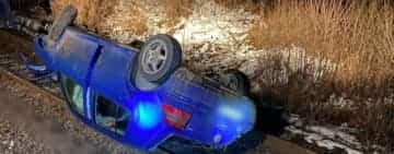 Un tânăr de 23 de ani a scăpat ca prin minune după ce s-a răsturnat cu mașina și a ajuns pe calea ferată!