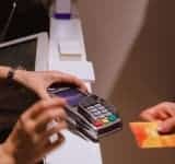 O ploieșteancă s-a ales cu dosar penal după ce a folosit la cumpărături un card găsit într-un magazin
