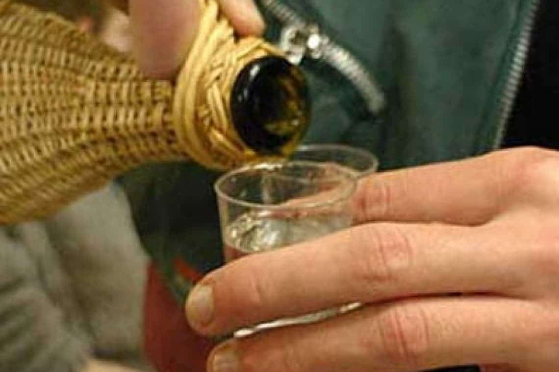 Percheziții la producători de țuică din Prahova. O tonă jumătate de băutură spirtoasă, confiscată