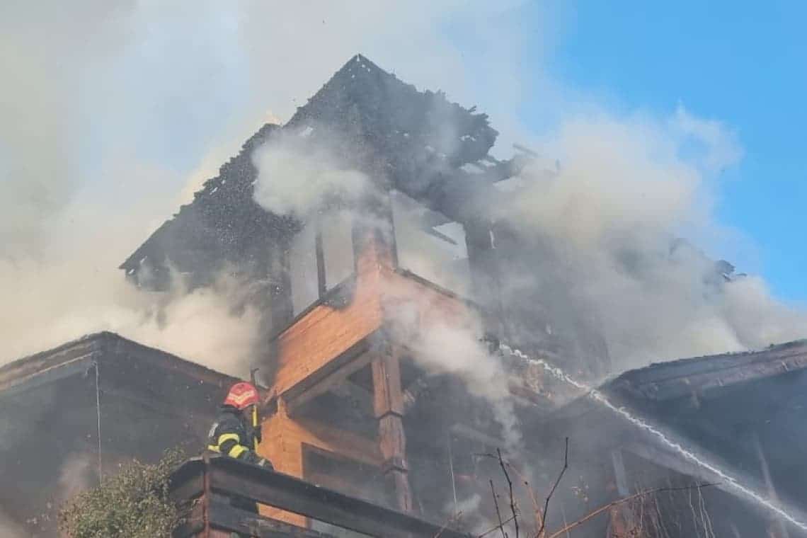 Casă în flăcări în comuna Drăgănești