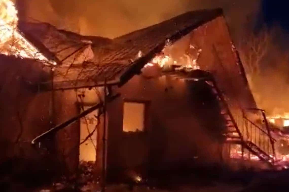 O casă a ars ca o torță, la Ologeni, iar o alta a fost afectată puternic de incendiu. Imagini de la fața locului