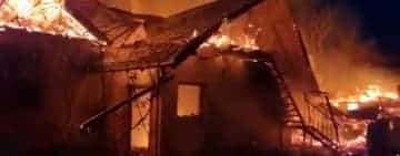 O casă a ars ca o torță, la Ologeni, iar o alta a fost afectată puternic de incendiu. Imagini de la fața locului