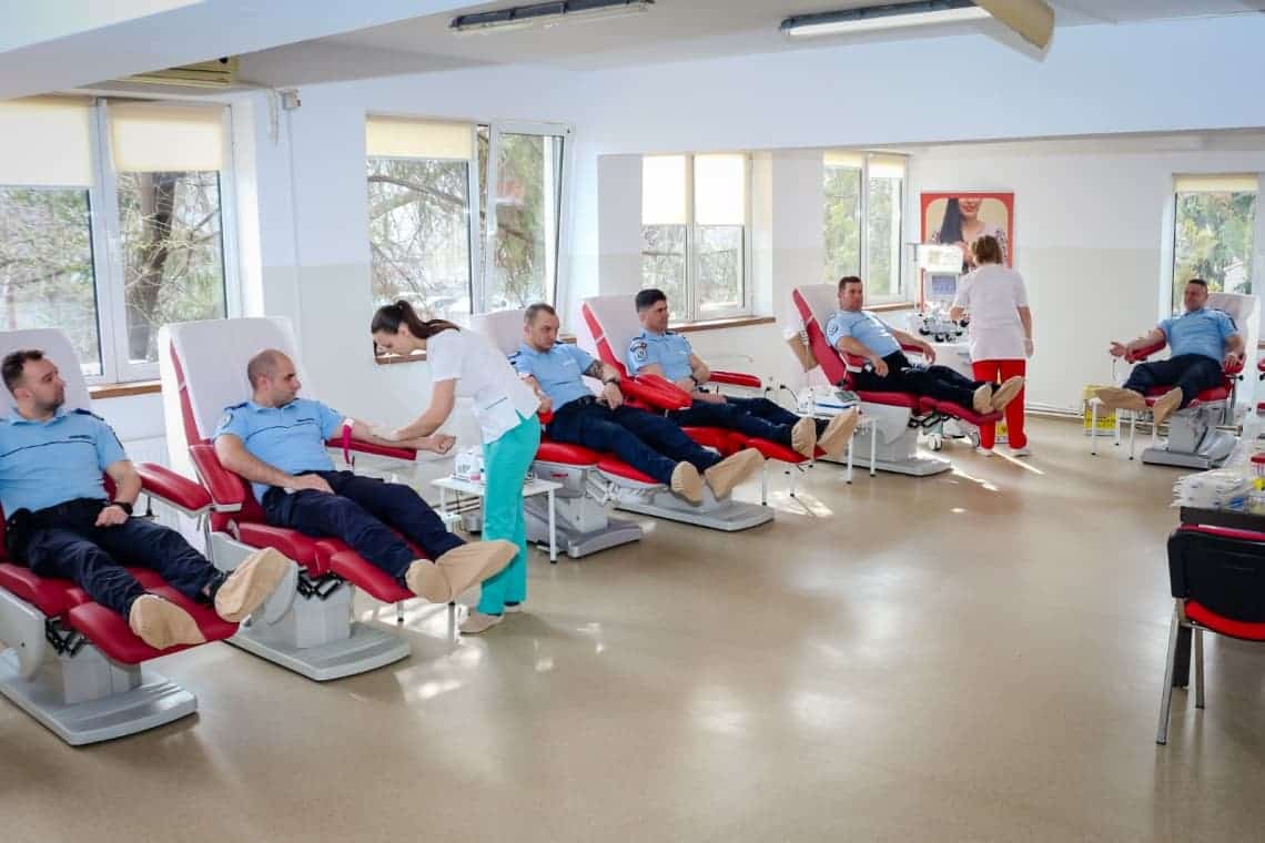 Zeci de jandarmi de la Gruparea Mobilă au donat sânge, la Centrul de Transfuzie Sanguină Ploiești