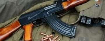 Un bărbat cu cagulă a furat o mitralieră și 30 de cartușe de la soldatul aflat de pază într-o unitate militară din Mamaia