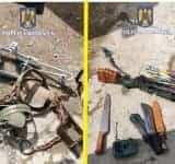 Capcane, arbalete cu săgeți, arme de vânătoare, lunete - găsite la perchezițiile făcute în casa unui bărbat din Bistrița-Năsăud