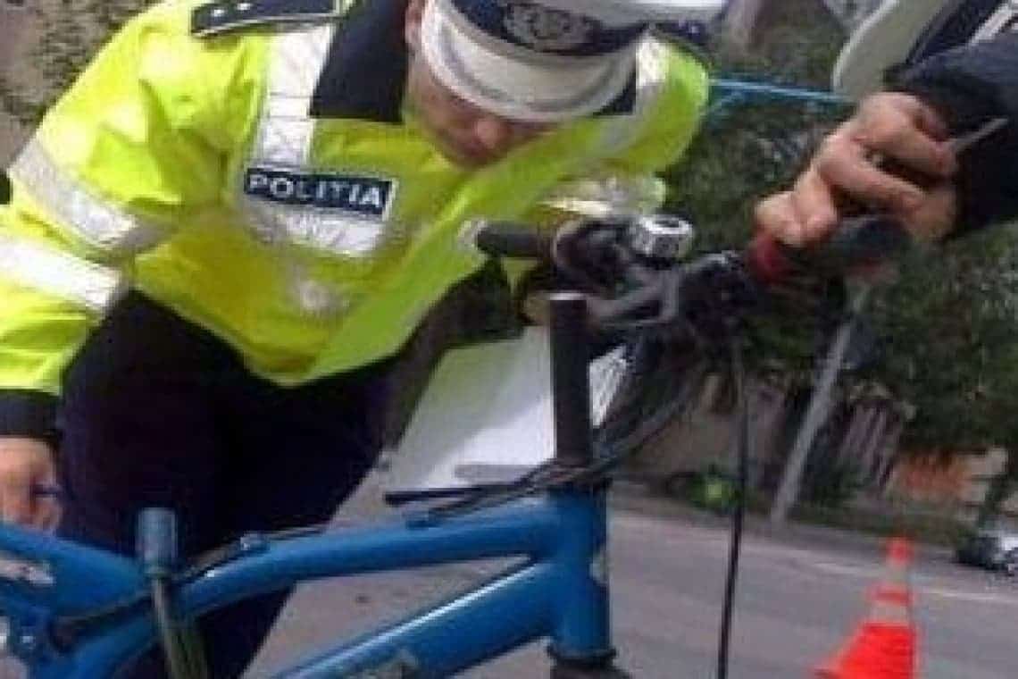 Un ploieștean băut bine a fost prins de polițiști mergând pe lângă bicicleta pe care tocmai o furase!