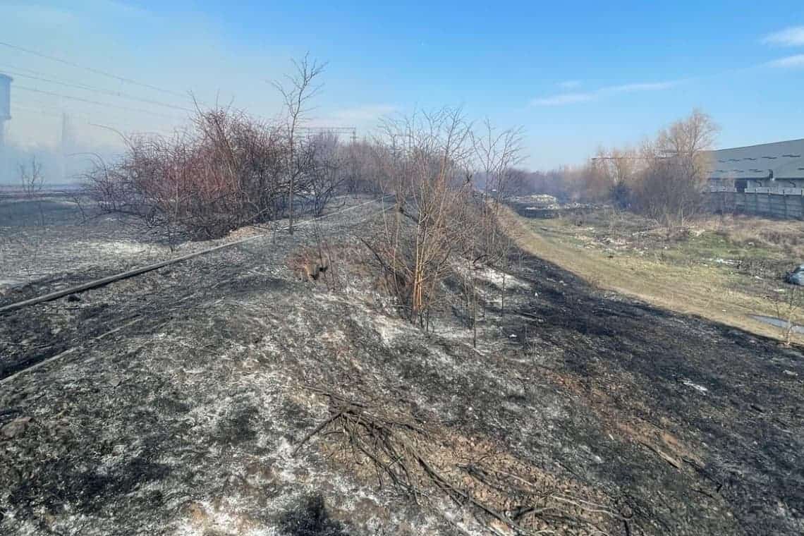 Pericol lângă calea ferată, în zona Inotești! Incendiu lângă un tren încărcat cu benzină!