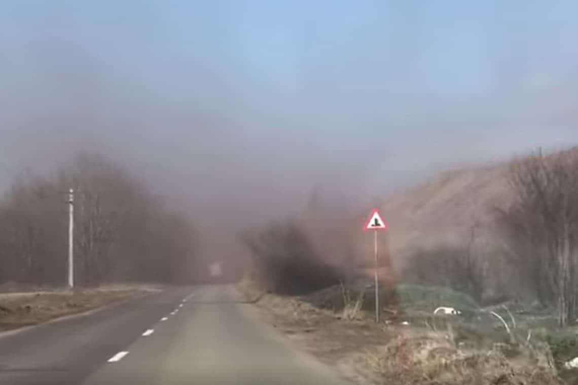 Video/ Vântul de marți a acoperit o parte a comunei Valea Călugărească cu pulbere de pirită, de la fostul combinat Romfosfochim