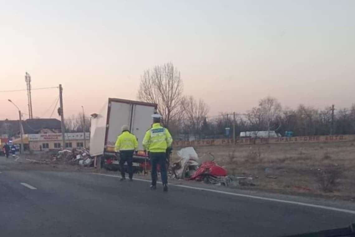 A intrat cu TIR-ul într-un panou publicitar de pe DN1. Trafic restricționat în zona Băicoi