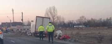 A intrat cu TIR-ul într-un panou publicitar de pe DN1. Trafic restricționat în zona Băicoi