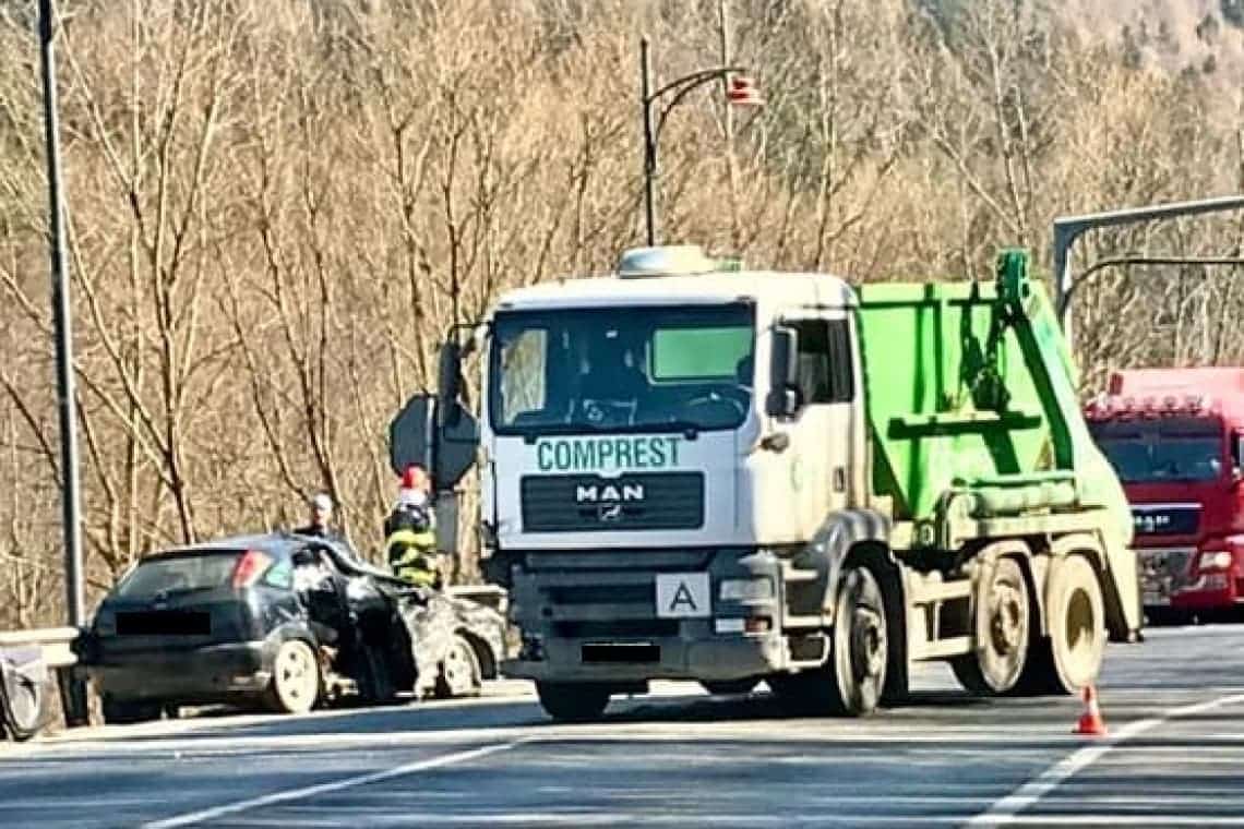 Accident pe DN1, în zona Sinaia, între o autospecială de salubrizare și un autoturism. Trafic restricționat