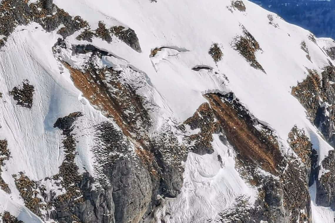 Pericol în Bucegi! Mai multe avalanșe s-au produs pe versanți, la peste 1.800 de metri altitudine