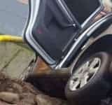 Pericol pe DN1B, în Valea Călugărească, la intersecția cu drumul spre Dumbrava/ Un autoturism a intrat într-o conductă de gaze!