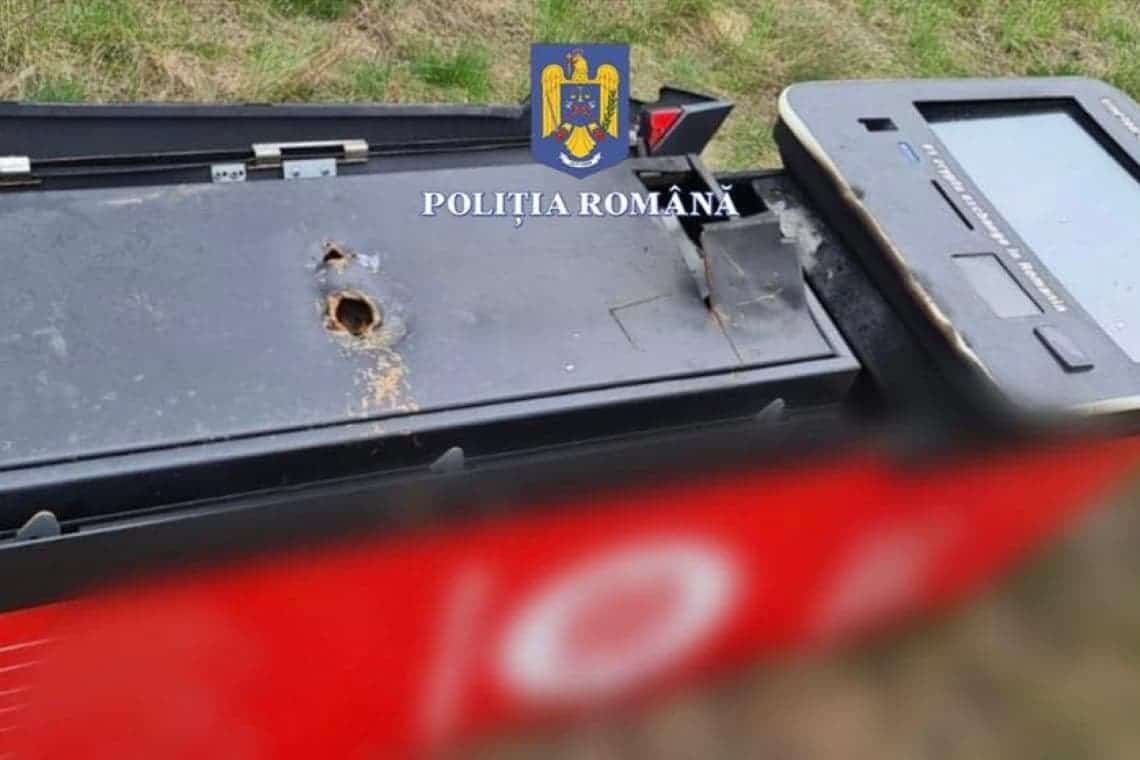 Un tânăr de 19 ani, reținut după ce a furat un bancomat de criptomonede. Acesta îngropase o parte a banilor în grădina casei