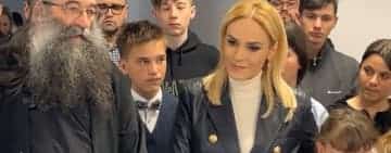 Video/ Ministrul Gabriela Firea, în vizită la copiii orfani găzduiți de părintele Tănase, la Valea Plopului