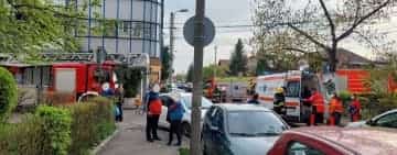 UPDATE/ Mobilizare masivă de forțe după s-a anunțat că o tânără ar intenționa să se arunce de pe un bloc din centrul Ploieștiului. Ce căuta, de fapt, tânăra pe clădire