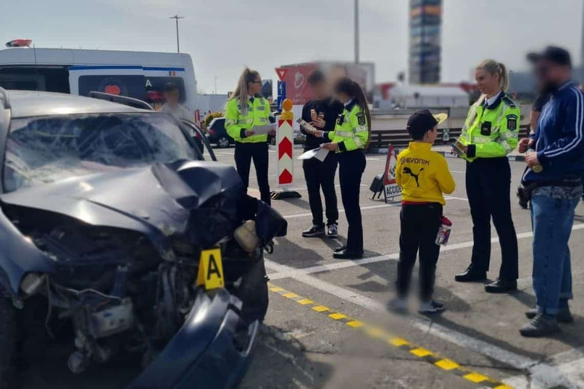 O mașină grav avariată și urmările vitezei în trafic, o acțiune preventivă a polițiștilor prahoveni