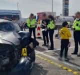O mașină grav avariată și urmările vitezei în trafic, o acțiune preventivă a polițiștilor prahoveni