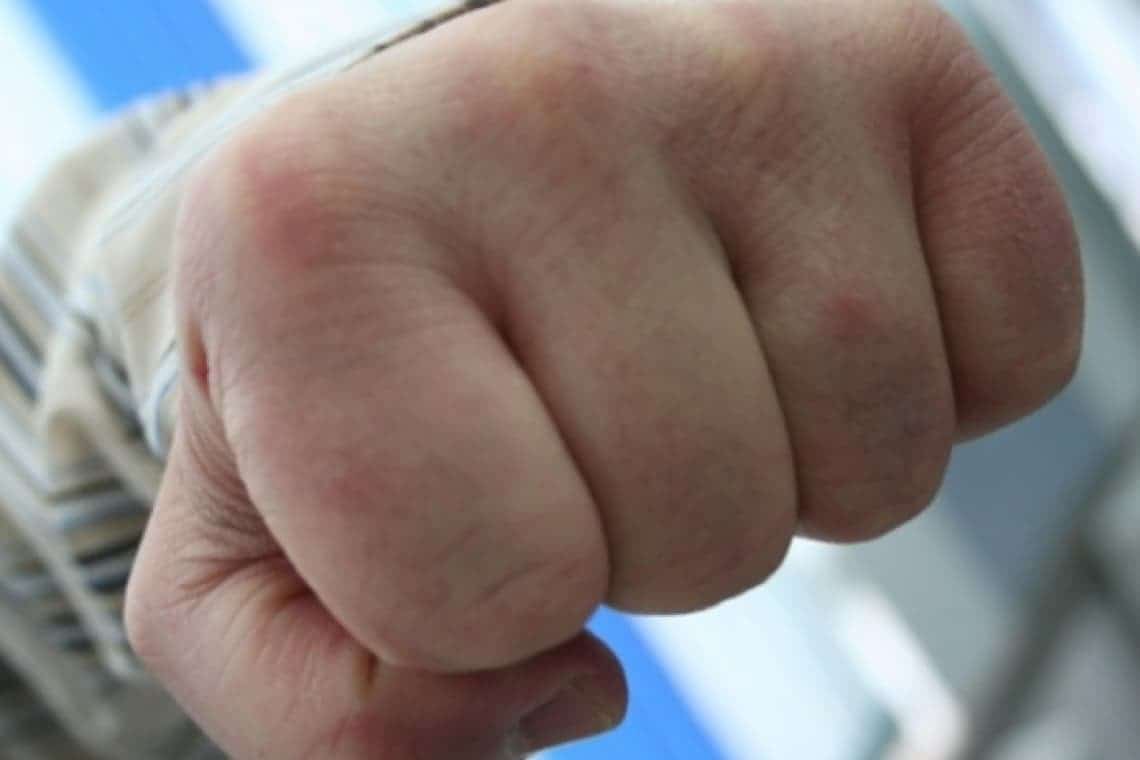 Un adolescent de 15 ani a lovit cu pumnul în față o angajată a unui centru comercial din Ploiești. Aflați ce s-a întâmplat