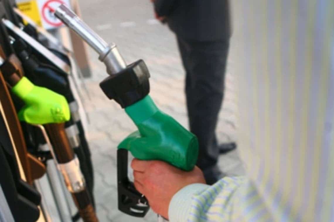 O bucureșteană de 30 de ani a alimentat de la o benzinărie din Bușteni și a fugit fără să plătească