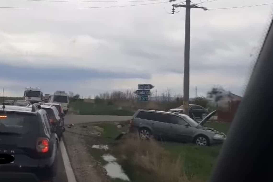 Patru mașini, implicate într-un accident rutier pe raza comunei Fântânele. Elicopterul SMURD, solicitat la fața locului