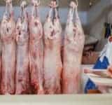 Carne de miel cu origini necunoscute, confiscată de polițiștii prahoveni dintr-un magazin din Ploiești