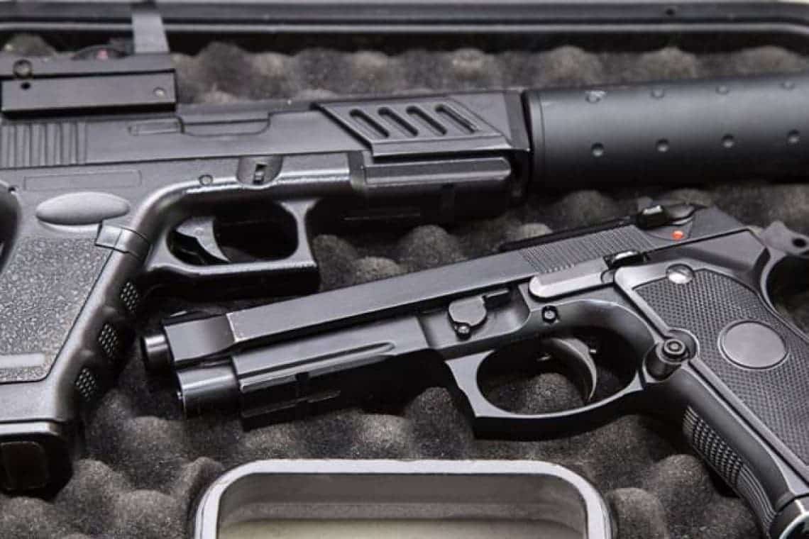 Bărbat de 62 de ani, prins în timp ce se plimba prin centrul Ploieștiului cu trei arme asupra sa!