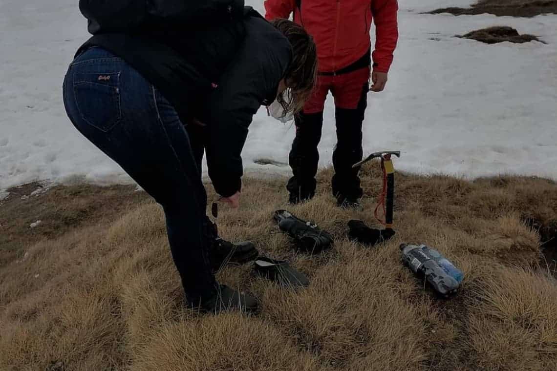 Două femei de 46 de ani, recuperate de pe munte de salvamontiștii prahoveni. Una dintre ele a rămas desculță, după ce talpa ghetelor de stradă i s-a desprins