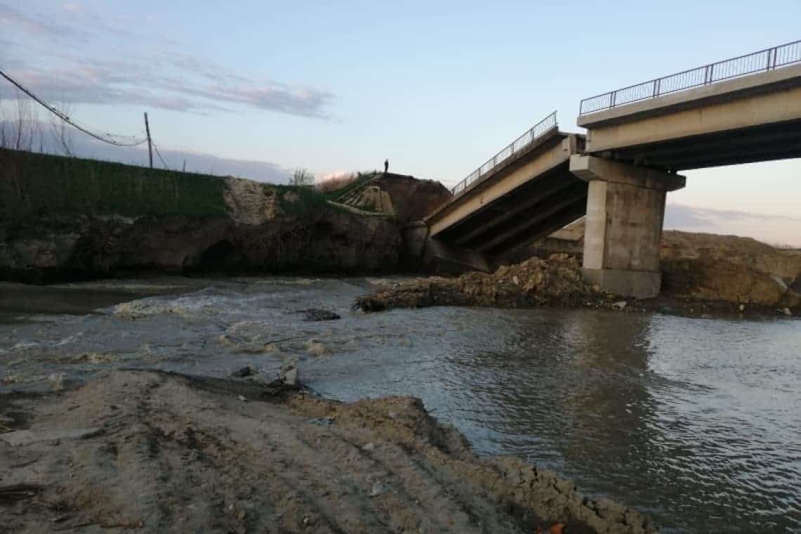 Un pod peste râul Putna s-a prăbușit, în județul Vrancea