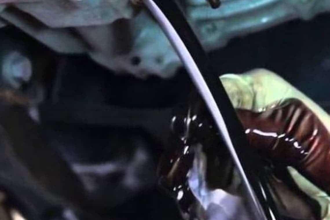 Dosar penal pentru un service auto din Ploiești/ Deversau uleiul uzat de la mașini într-o groapă săpată în spatele firmei