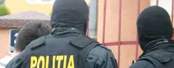 Video/ Percheziții în Prahova și alte județe, la membrii unei grupări suspectate de proxenetism, trafic de persoane și spălarea banilor