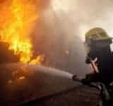 Un vagon dezafectat a luat foc, miercuri dimineață, în zona Gării de Sud din Ploiești. Aflați cauza probabilă a incendiului