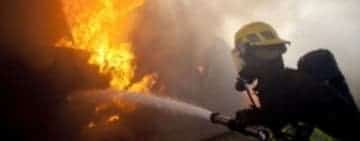 Un vagon dezafectat a luat foc, miercuri dimineață, în zona Gării de Sud din Ploiești. Aflați cauza probabilă a incendiului