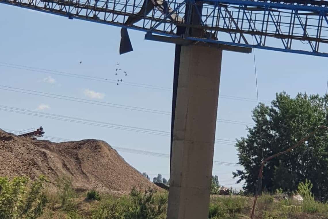 Accident grav la o balastieră din Moara Nouă. Un bărbat a fost prins într-o bandă transportoare de piatră