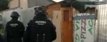 Copii obligați să cerșească 12 ore pe zi și forțați să întrețină relații sexuale. Percheziții la persoanele suspectate de săvârșirea infracțiunilor