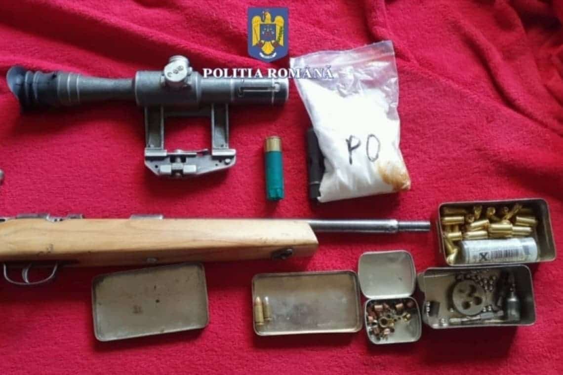 Percheziții la persoane bănuite că au vândut arme letale în județul Prahova