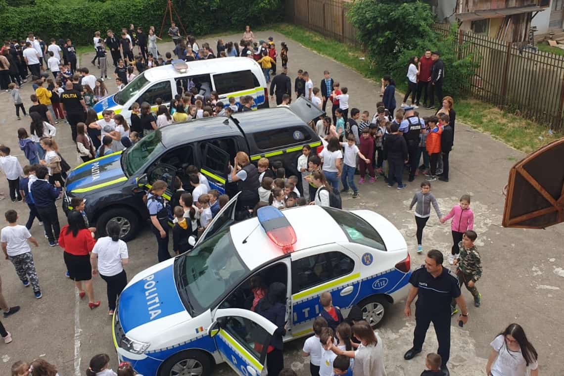 Polițiștii de la Prevenirea Criminalității și cei de la Serviciul pentru Acțiuni Speciale au „descins” la Școala Andrei Mureșanu din Ploiești