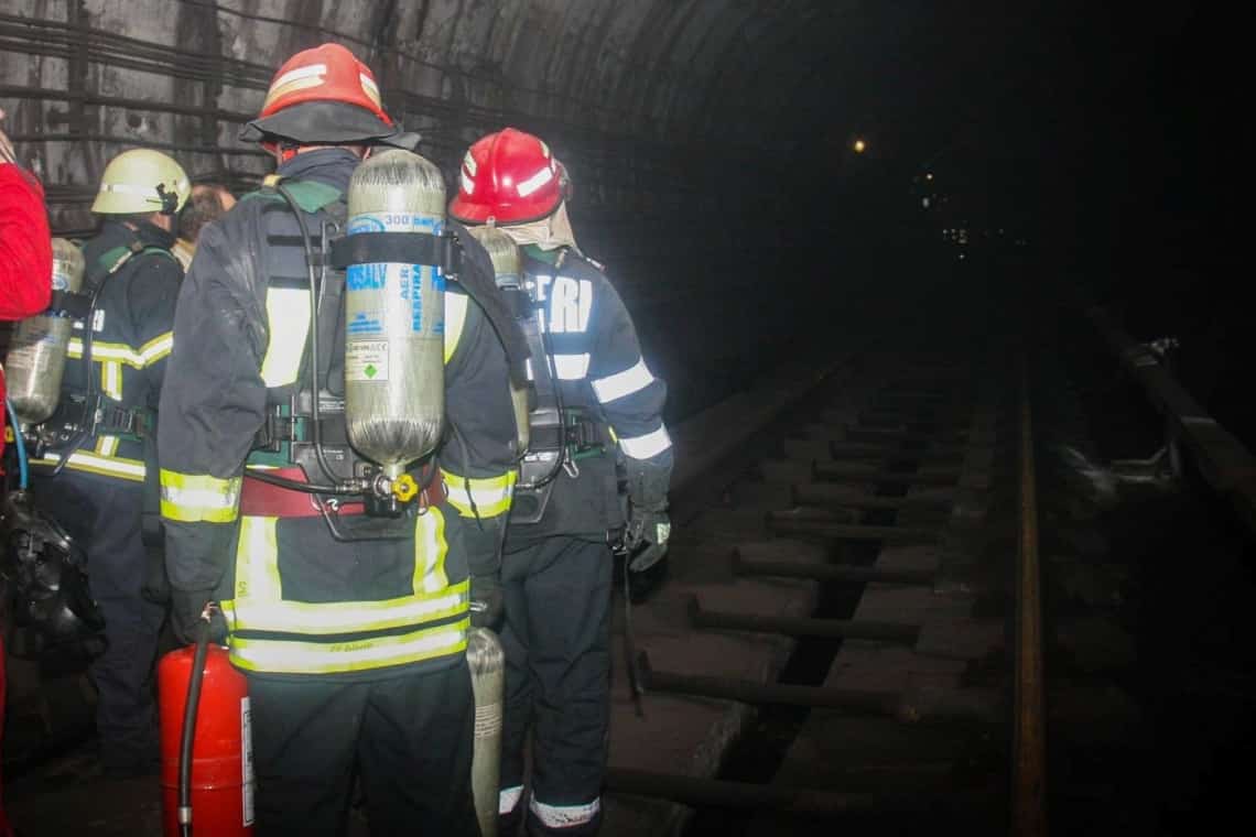Panică la metrou! Călători scoși prin tunel, după ce un fum gros a cuprins un tren