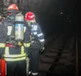 Panică la metrou! Călători scoși prin tunel, după ce un fum gros a cuprins un tren