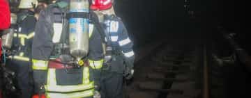 Panică la metrou! Călători scoși prin tunel, după ce un fum gros a cuprins un tren