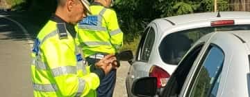 Culmea șmecheriei! Un tânăr prahovean, singur în mașină, s-a mutat de la volan, ca să nu fie prins de polițiști fără permis!