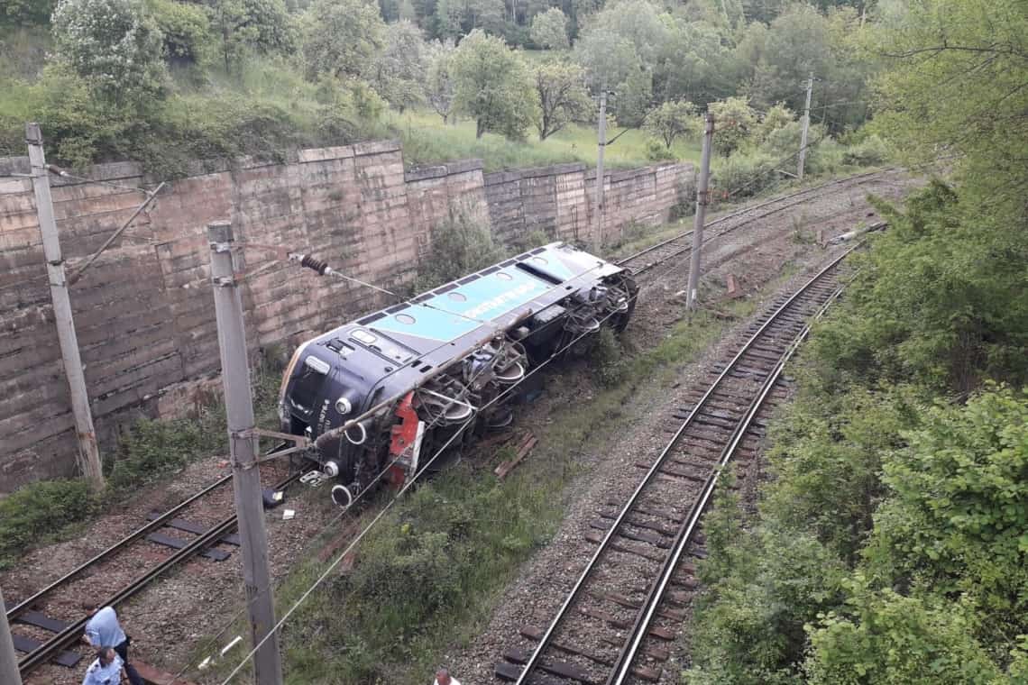 O locomotivă a deraiat, în județul Hunedoara. Mecanicul de locomotivă a ajuns la spital