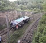 O locomotivă a deraiat, în județul Hunedoara. Mecanicul de locomotivă a ajuns la spital