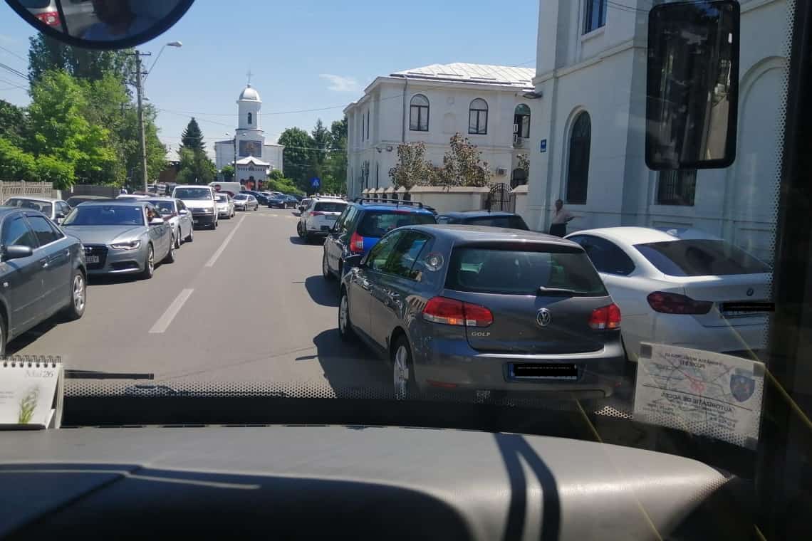 Mașinile părinților blochează complet circulația, la orele prânzului, pe strada Stadionului din Ploiești, chiar în fața sediului SRI. Poliția Locală Ploiești mai există?