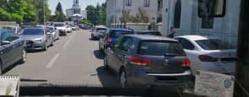 Mașinile părinților blochează complet circulația, la orele prânzului, pe strada Stadionului din Ploiești, chiar în fața sediului SRI. Poliția Locală Ploiești mai există?