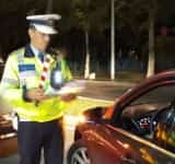 Inconștienți la volan/ Tineri fără permis, prinși conducând haotic pe drumurile publice