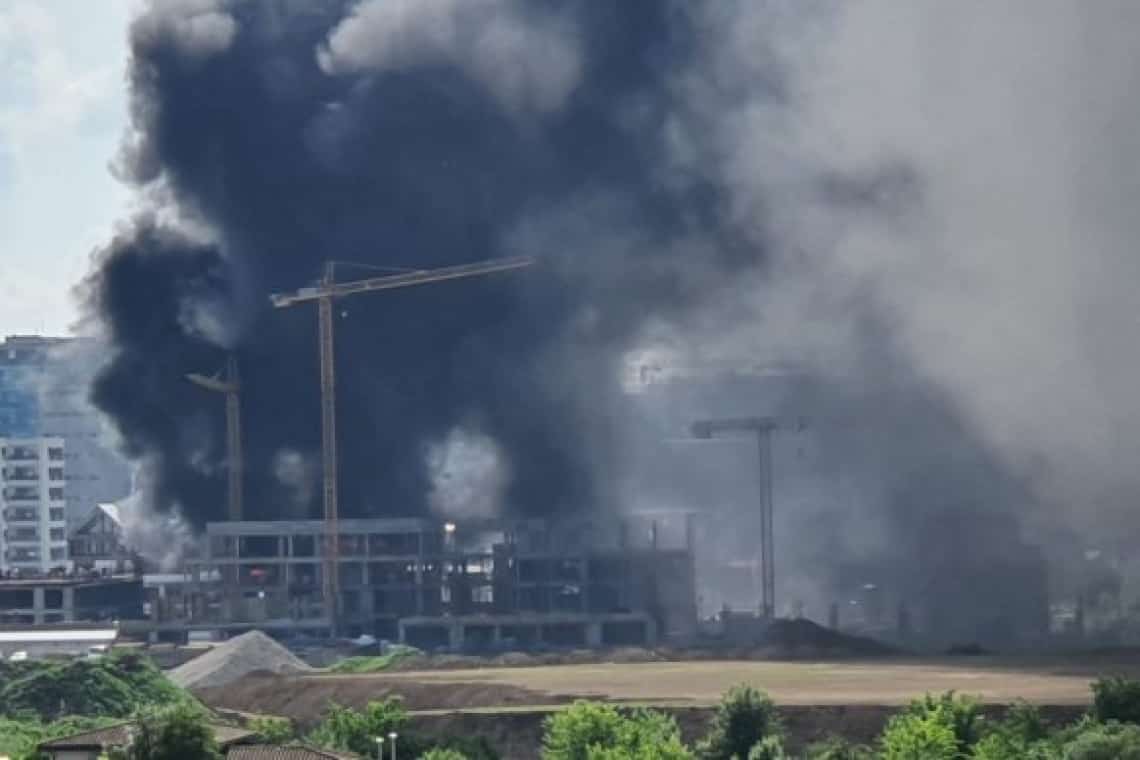 Un incendiu puternic a cuprins un bloc în construcție din nordul Capitalei. În apropierea clădirii se află trei benzinării