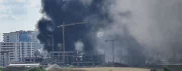 Un incendiu puternic a cuprins un bloc în construcție din nordul Capitalei. În apropierea clădirii se află trei benzinării
