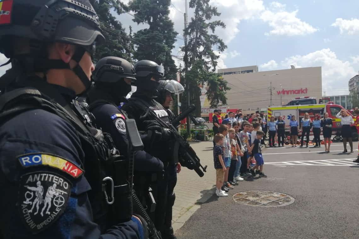 Galerie foto/ Cea mai frumoasă misiune a polițiștilor, jandarmilor și pompierilor prahoveni: trei ore alături de copii, în centrul Ploieștiului